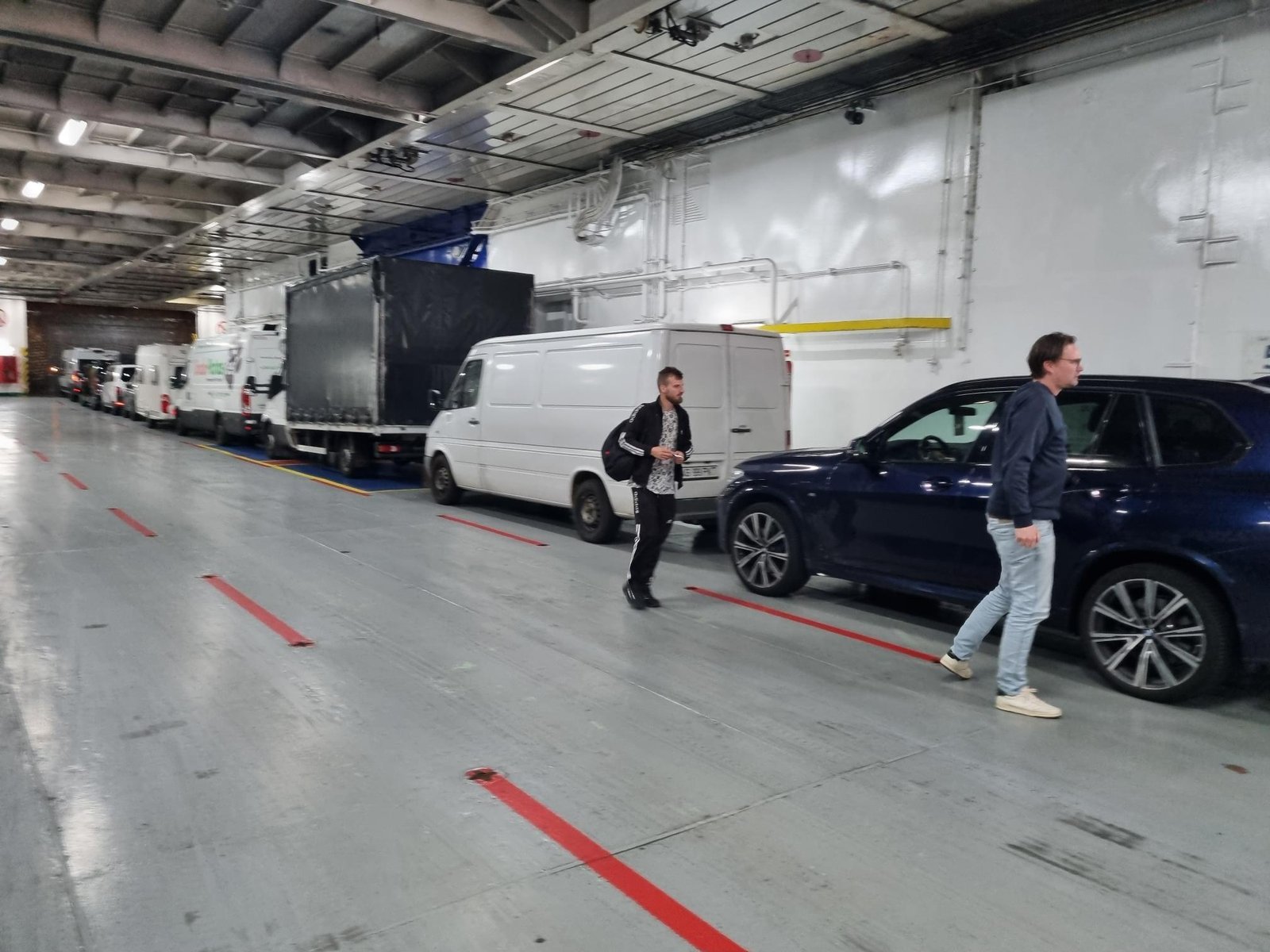 Pont garage avec des voitures à bord