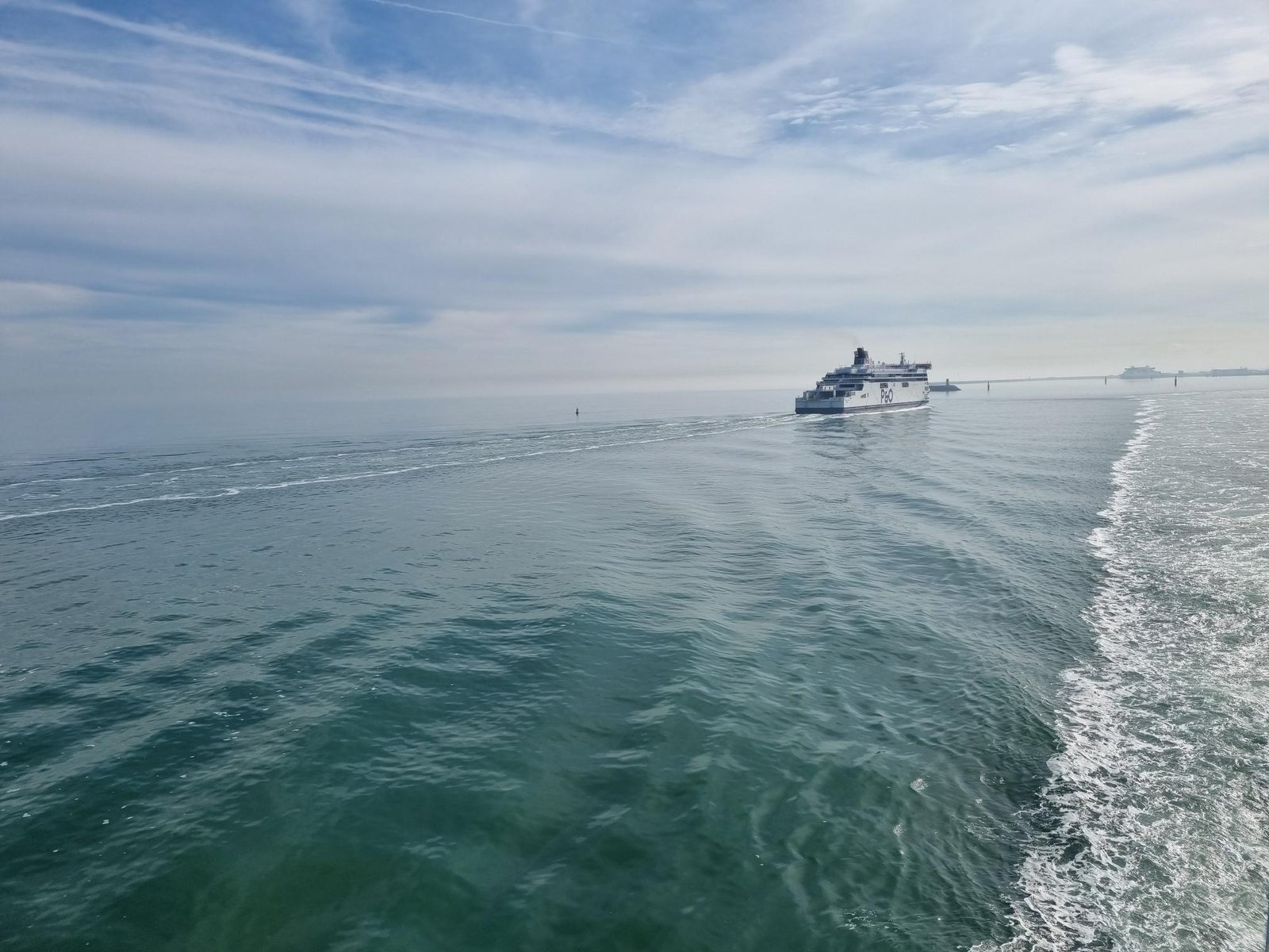 Un ferry sur la Manche, vu par-dessus le sillage d’un autre navire