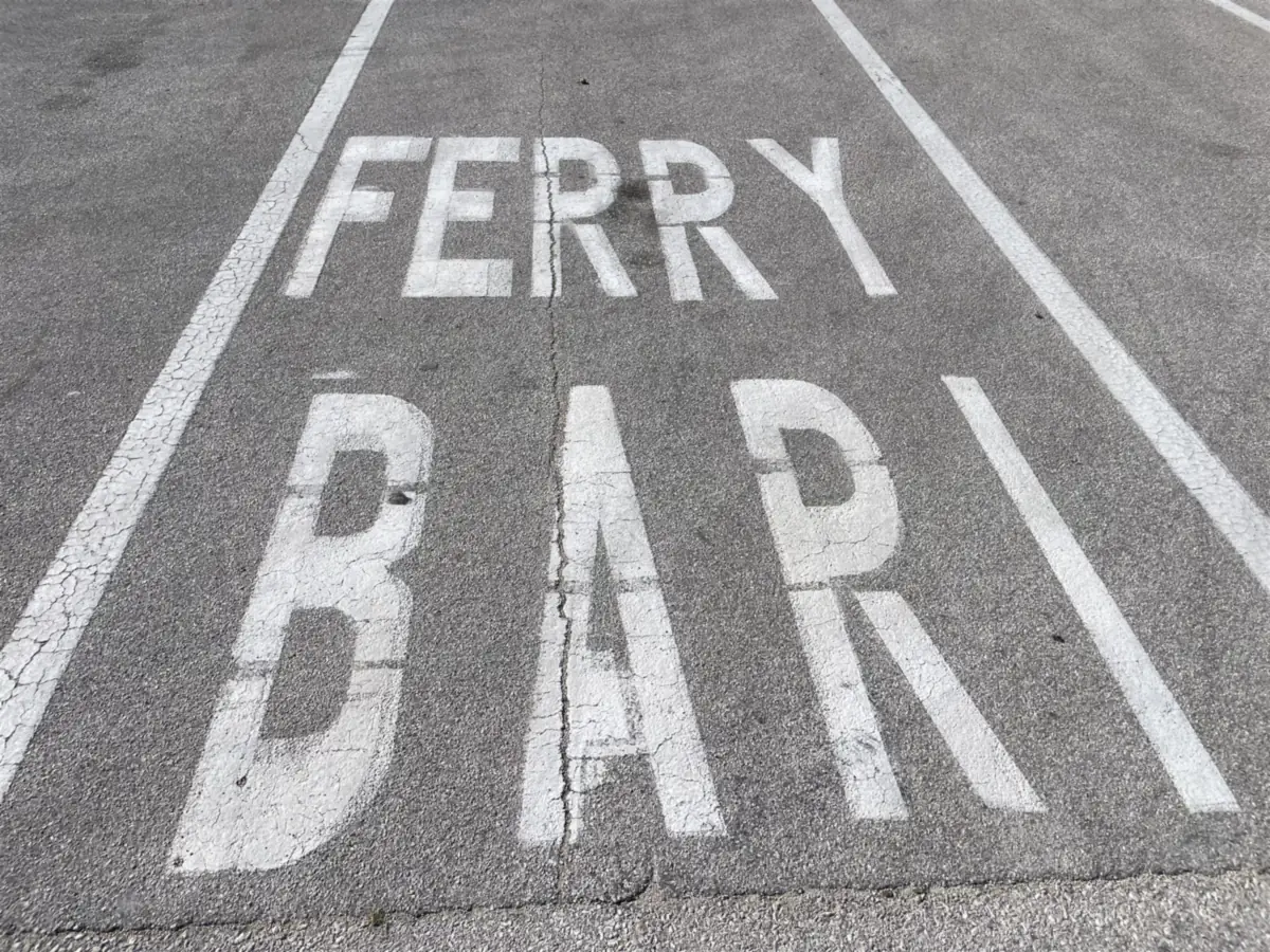 Marquage au sol avec l’inscription Ferry Bari sur l’asphalte du quai à Dubrovnik