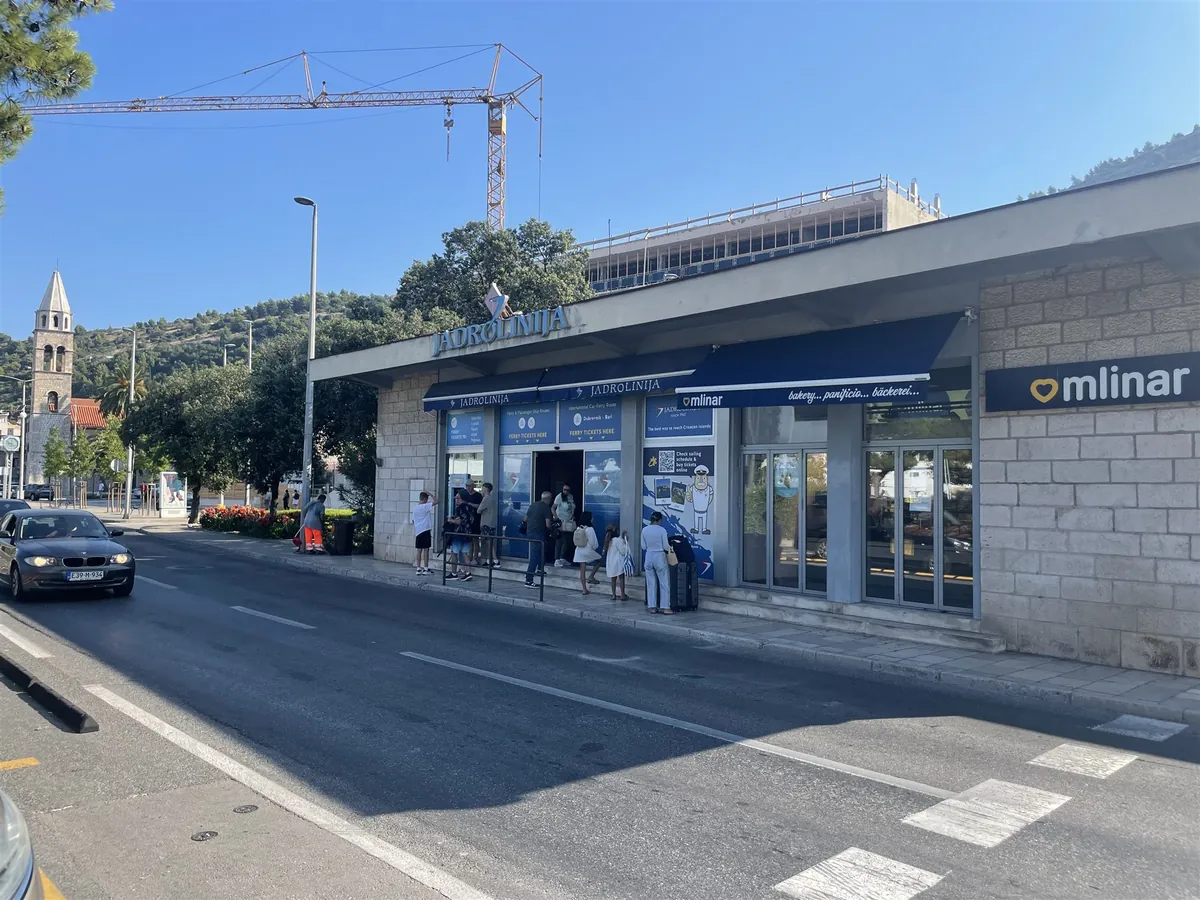 Le bureau de Jadrolinija dans le port de Gruž à Dubrovnik, avec des voyageurs devant l’entrée